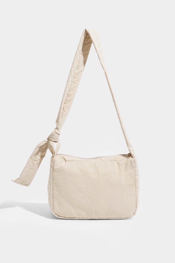 バッグ NUMONE X DIVINE PERFECT PUFFY BAG IVORY Hand in the Clouds: Dreamy Puffer Bags for Everyday Hustle